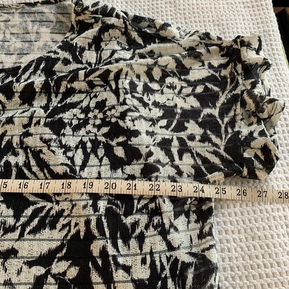 Flowered knit top. Open neck with peek of built-in tank - XL - Picture 5 of 7